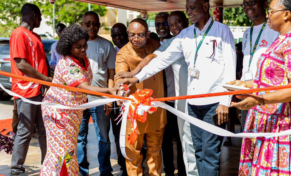 The Provost, Dean, Alunmi and leadership of SMS commissioning the monument